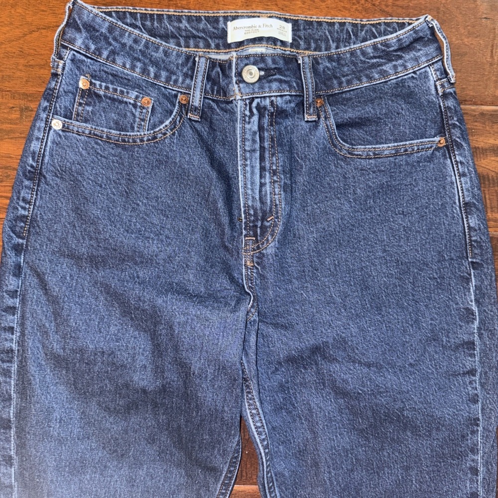 Abercrombie & Fitch Women's Mid Rise Wide Bootcut Curve Love Size 28R Dark Wash - Picture 2 of 5